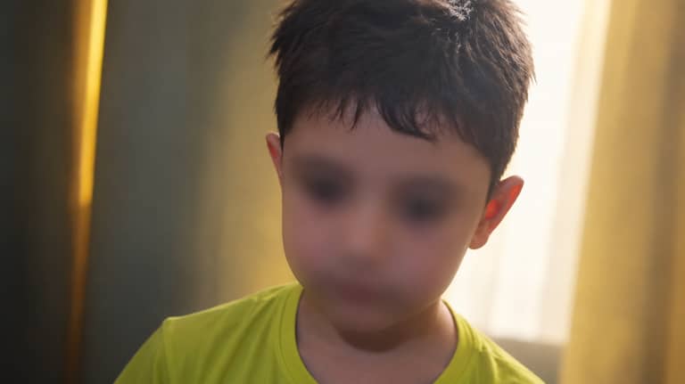 سورية تتهم معلمة بضرب ابنها.. والمدرسة: "أجانا أمر من التربية"