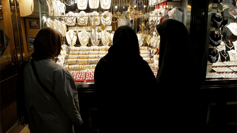 عقوبات نووية تشعل ذهب طهران وخطط البرلمان للتصعيد