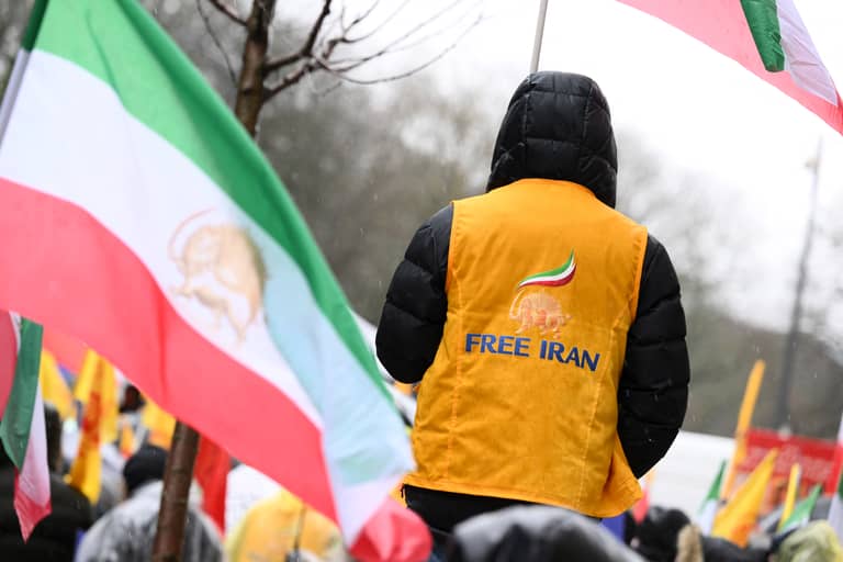 تأشيرات تحضر وخيانات تتسع.. أين بدائل اليوم التالي في إيران؟