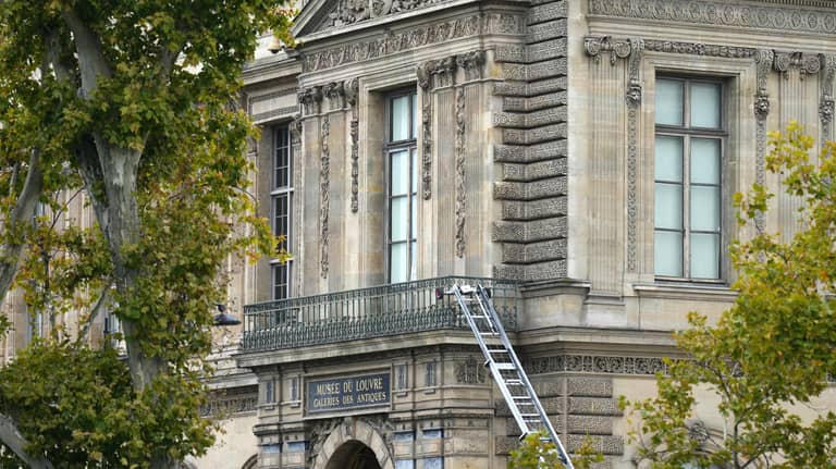 خوفا من اللصوص.. دفن مجوهرات التاج الفرنسي على عمق 26 مترا