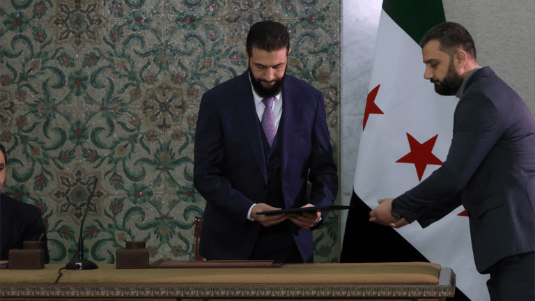 ماذا وضع الإعلان الدستوري بيد الشرع؟