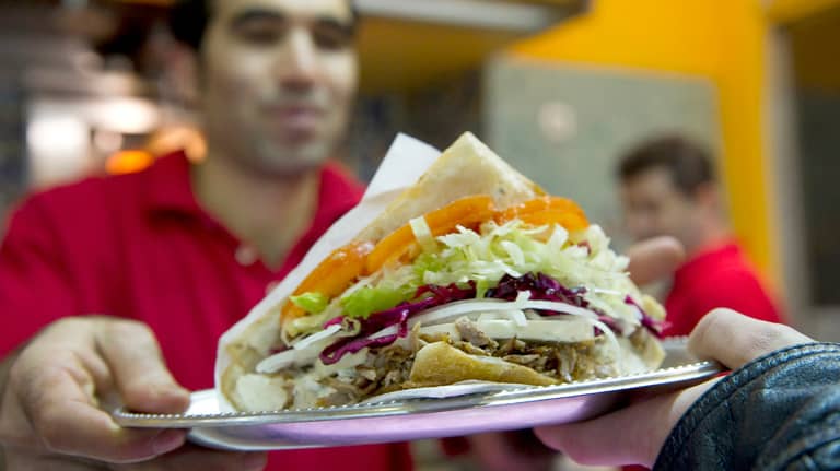 رغم زيادة سعره 47%.. "كباب ألمانيا" يكتسح مطاعم الوجبات السريعة