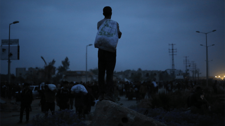 مقتل 17 فلسطينيا قرب موقع لتوزيع المساعدات بغزة
