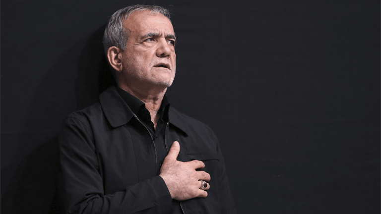 "العقوبات تخنقنا".. إيران ترفع "الراية البيضاء"؟