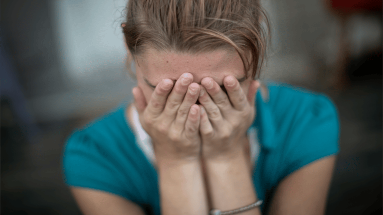 تنويم مغناطيسي.. "معالجون مزيفون" يغزون فرنسا