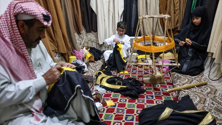 "البشت السعودي".. هكذا انتقلت حرفة الأجداد إلى الجيل الثالث