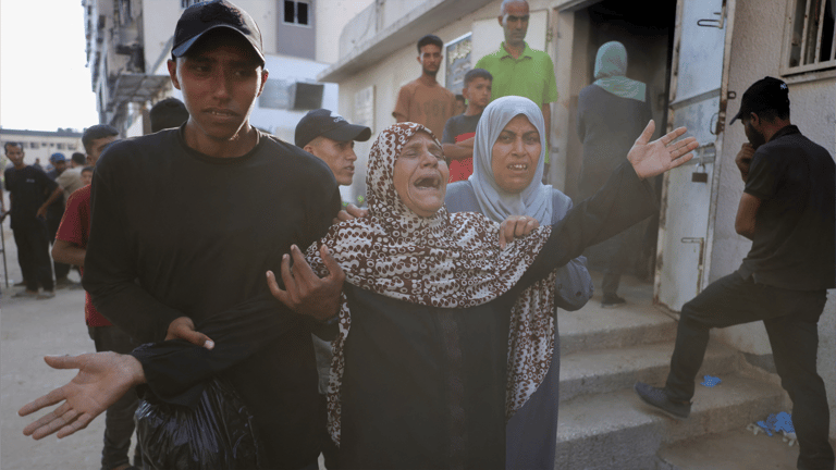 القاهرة الإخبارية: محادثات غزة تُستأنف ومساعدات دخلت