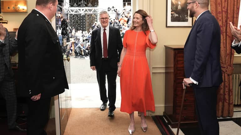 ستارمر يتجاوز "إحراج الفستان" بـ6 آلاف إسترليني