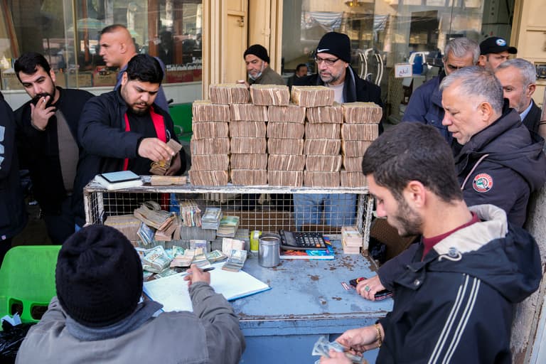 العراق يطارد الدولار.. هل ينجح في كبح السوق الموازية؟