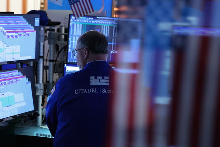 فتح هرمز يضغط النفط ويرفع وول ستريت