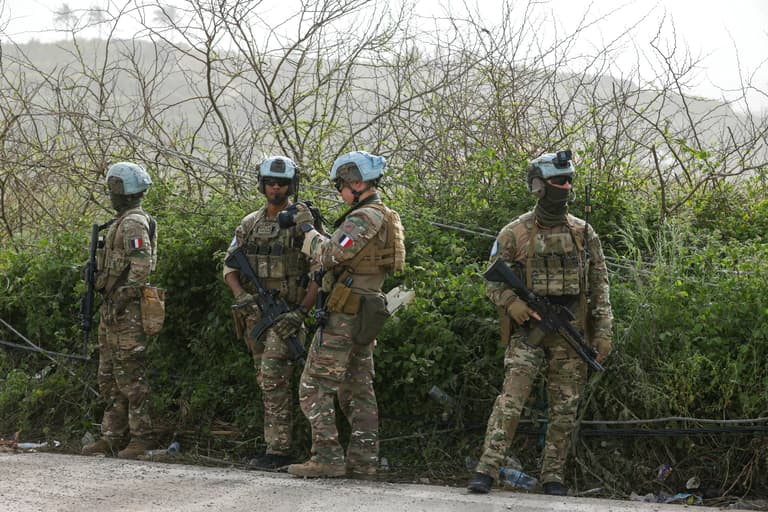 كمين اليونيفيل.. هل يضع حزب الله لبنان بمواجهة فرنسا؟