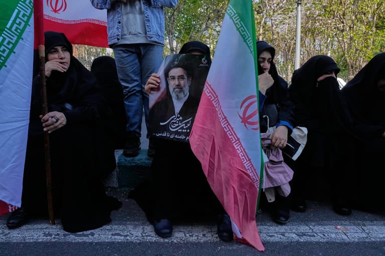 المرشد "واجهة" يحركها الحرس؟.. هكذا تدار إيران في الحرب