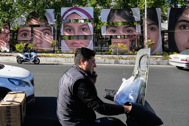 "مدارس إيران".. تعليم عن بعد وإغلاق حتى إشعار آخر؟
