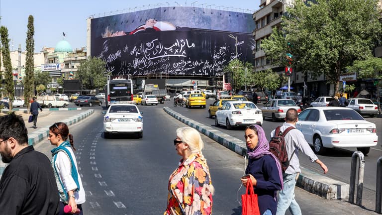 جبهة أخرى في طهران.. إيران ترسم سياستها "على الجدران"