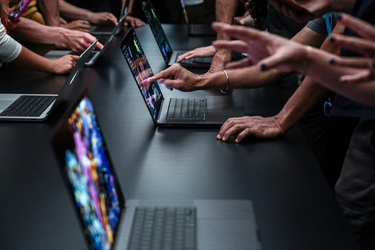 جديد أبل قبل الأعياد.. MacBook Pro بشاشة تعمل باللمس