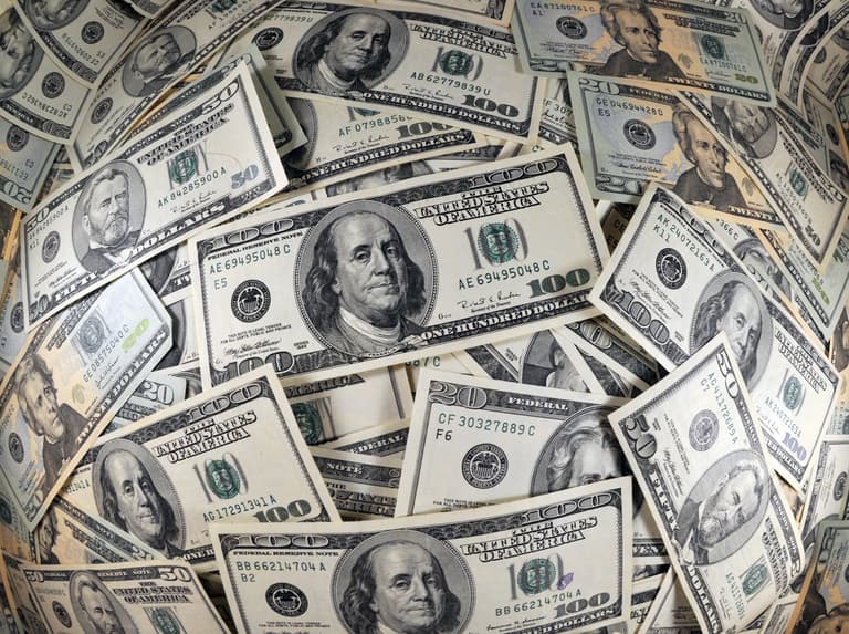 ترامب وخامنئي ومجفف الشعر.. كازينو المعلومة يربح قبل الخبر