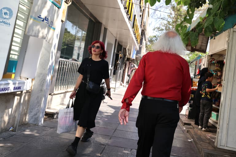 طهران تلاحق المغتربين.. منصة إلكترونية للإبلاغ عن "الخونة"