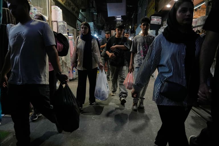 الإيرانيون أمام خيارات قاسية.. الحرب والتضخم يبددان أحلامهم