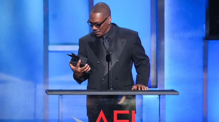 تكريم أسطورة الضحك.. إيدي ميرفي يبكي بعد "إنجاز العمر"