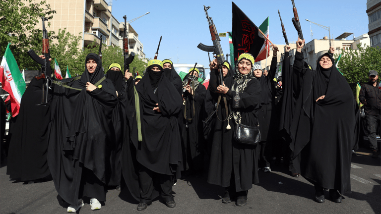 من القصف إلى القمع.. لماذا يخاف الإيرانيون السلام؟