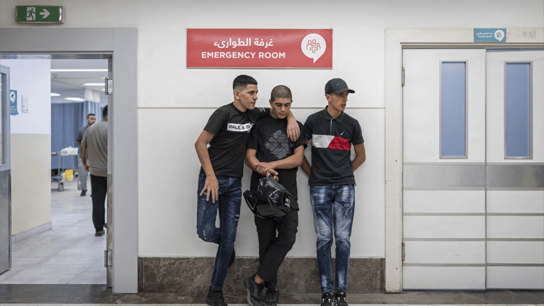 أدوية مفقودة ورواتب متوقفة.. الحرب تخنق صحة الفلسطينيين بالضفة