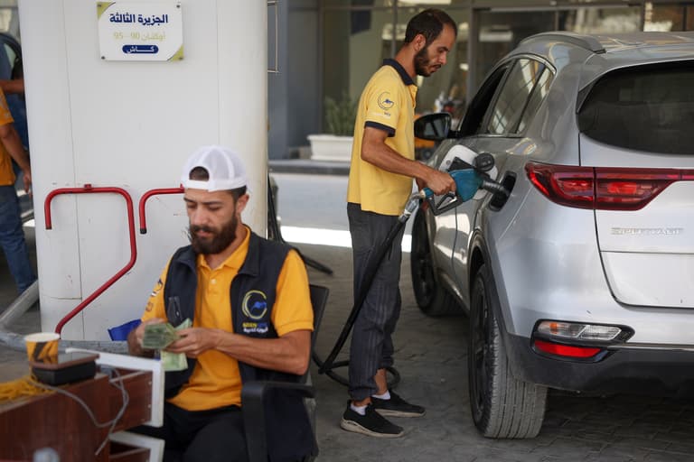 "مين سمح بالاختلاط؟".. البنزين يشعل سخرية السوريين