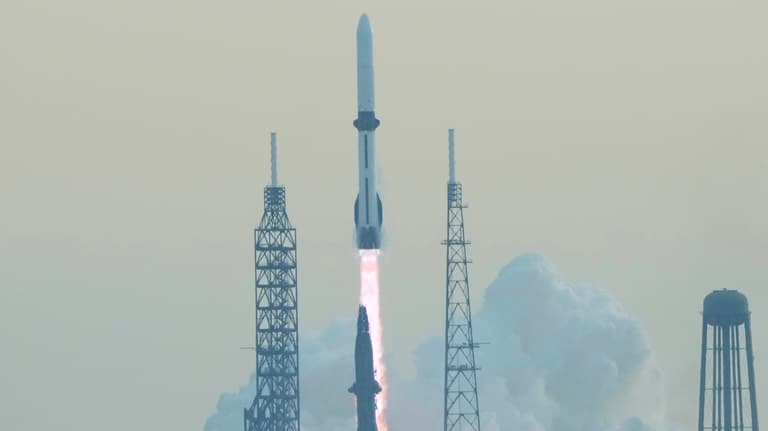 صاروخ بيزوس يضع قمره في "العنوان الخطأ"