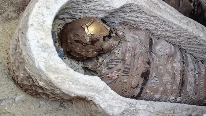 ألسنة من ذهب ونحاس.. الكشف عن خبيئة ضخمة في مقبرة أثرية بمصر؟