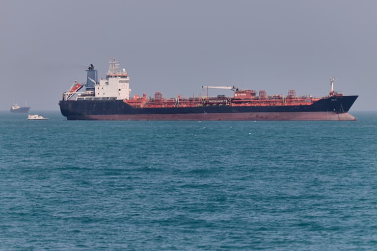نفط إيران عالق في البحر.. 90% بلا وجهة