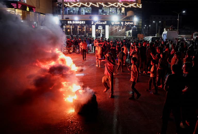 "الحق مع مين".. أكبر موجة احتجاجات منذ سقوط الأسد تقسم سوريا